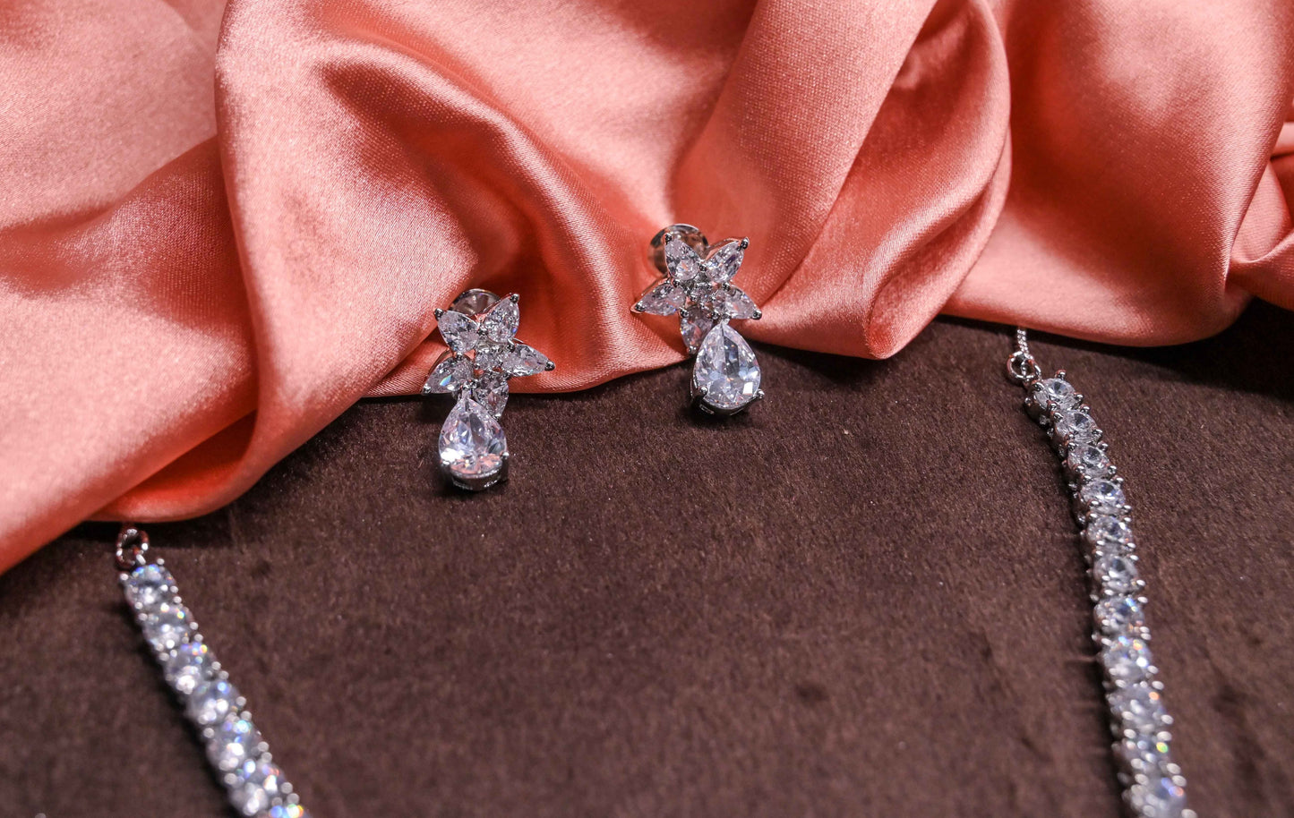 Charming Teardrop Floral Pendant Necklace with Earrings